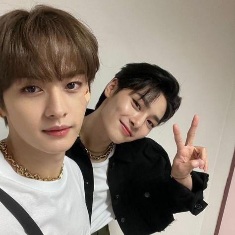 Lee Know And Jeongin Selca, Lee Know & I.n, Minho Straykids Selca, In And Lee Know, I N Icon, Stray Kids In Selca, Leeknow Selca, I N And Lee Know, Jeongin And Lee Know