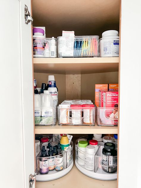 Corner Medicine Cabinet Ideas, Linen Closet Medicine Organization, Med Cabinet Organization, Nursing Home Organization, Medicine Basket Organization, Storage For Medicine Ideas, First Aid Cabinet Organization, Medical Cabinet Organization, Medicine Cupboard Organization