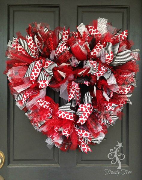 1/17/16 Here's a easy tutorial for a basic Valentine wreath. It's very bright and colorful and easy to make! It does take a little more time than a ruffle Valentine Mesh Wreaths, Couronne Diy, Saint Valentin Diy, Valentines Bricolage, Valentine Wreath Diy, Fete Saint Patrick, Red Valentine, Valentine Projects, My Funny Valentine