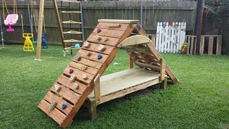 Pallet climbing structure Pallet Sandbox, Sandbox Diy, Pallet Fort, Pallet Kids, Wooden Playground, Backyard Kids Play Area, Garden Pallet, Outdoor Play Areas, Outdoor Play Area