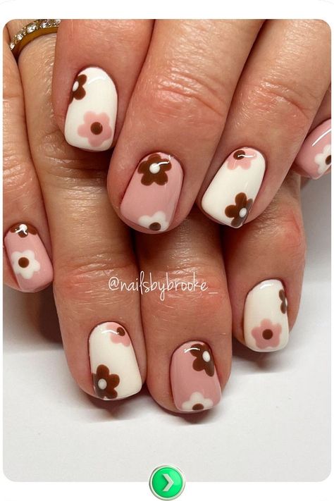 Retro-inspired November nails with a soft pink base and fun floral accents, offering a vintage-inspired yet playful fall nail design for a quirky and feminine look. Simple Fall Nail Art, November Nail Ideas, Simple Fall Nail, Latest Nail Colours, Fall Nails Designs, Fall Nail Art Ideas, November Nail, Halloween Nail Art Easy, Pumpkin Nail Art