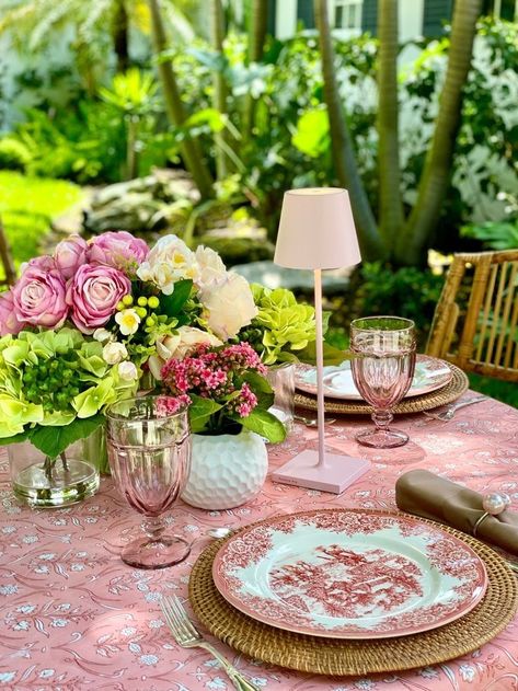 Hosting Aesthetic, Tea Party Bridal Shower Decorations, Lunch Table Settings, Garden Party Table, Tea Party Table Settings, Elegant Table Decor, Pink Tablescape, French Themed Wedding, Summer Dinner Party