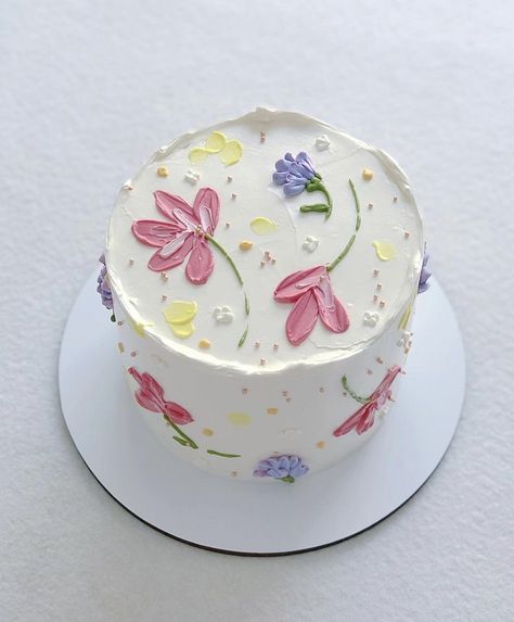 Animal Cakes Buttercream, Simple Cake Decorating Flowers, Mini Sweets Ideas, Simple Pretty Cake Designs, Pretty Bento Cake, 2d Cakes Design, Small Flower Cake, Simple Aesthetic Birthday Cakes, Easy Cake Decorating Ideas Birthdays