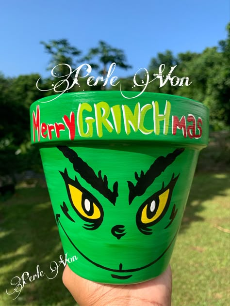 Christmas Grinch Grinch Terra Cotta Pot, Grinch Flower Pot, Grinch Clay Pots, Christmas Plant Pot Ideas, Grinch Stuff, Grinch Crafts, Terra Cotta Pot Crafts Diy, Grinch Decorations, Clay Pot Projects