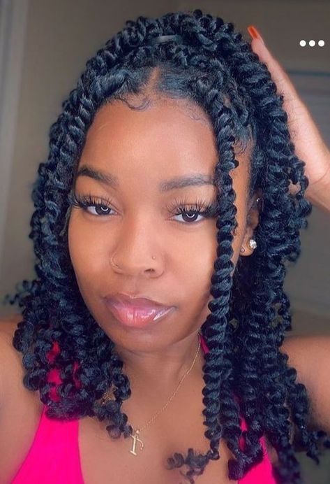 Bob Length Passion Twists Hairstyle, Short Big Passion Twists, Passion Twists Short With Beads, Easy Braided Hairstyles For Short Hair Black Women, Jumbo Short Passion Twists, Big Twists For Black Women Natural Hair, Jumbo Twists Short, Medium Passion Twists Short, Bob Twists Braids Black Women