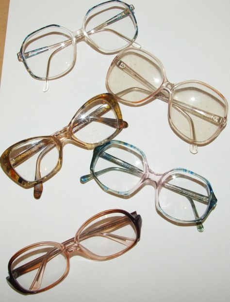 Assorted ladies' 80s style glasses. Available to hire from sophiemillard.com 70s Style Glasses, Cool Glasses Frames, 60s Glasses, 70s Glasses, Mens Eye Glasses, 80s Glasses, Glasses Outfit, Nerdy Glasses, Glasses Inspiration