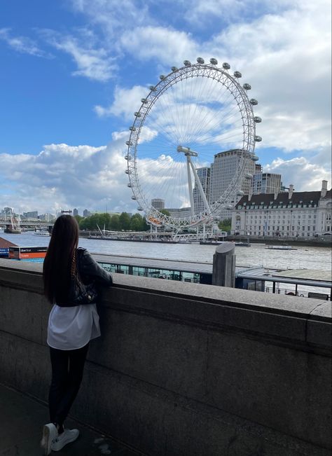 London Selfies Instagram, Traveling Aesthetic, London Dreams, Dps For Girls, Beautiful London, London Aesthetic, Best Romantic Song Lyrics, Girls Dp Stylish, Anime Warrior