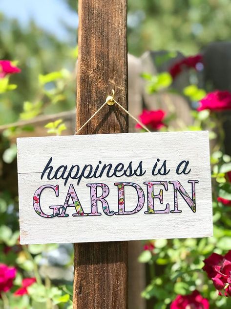 Make an Easy Mini Garden Sign Garden Signs Diy, Garden Quotes Signs, Country Chic Cottage, Fall Garden Vegetables, Word Art Design, Recycled Garden, Edging Ideas, Garden Decor Projects, Aesthetic Flower