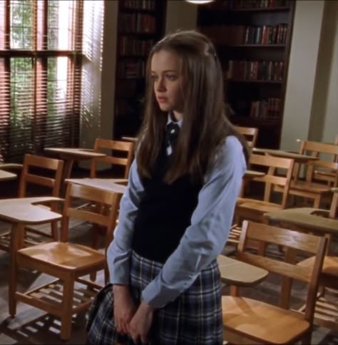 Gilmore Girl, Alexis Bledel, Rory Gilmore, Chuck Norris, Old Money Aesthetic, Private School, 가을 패션, French Girl, Gilmore Girls