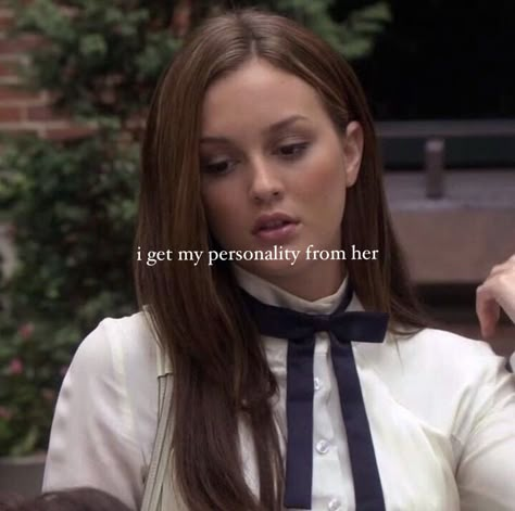 Star Girl Makeup, Chanel New York, Preppy Skincare Products, Bag Essentials Everyday, Clean Girl Essentials, Clean Girl Hair, Girly Things Aesthetic, Blair Waldorf Quotes, Serena Vanderwoodsen