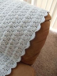 Easy blanket that is also pretty! Free crochet pattern. Boot Cuff, Poncho Crochet, Crochet Star, Crochet Afgans, Crochet Blanket Afghan, Central Square, Manta Crochet, Afghan Patterns, Stitch Crochet