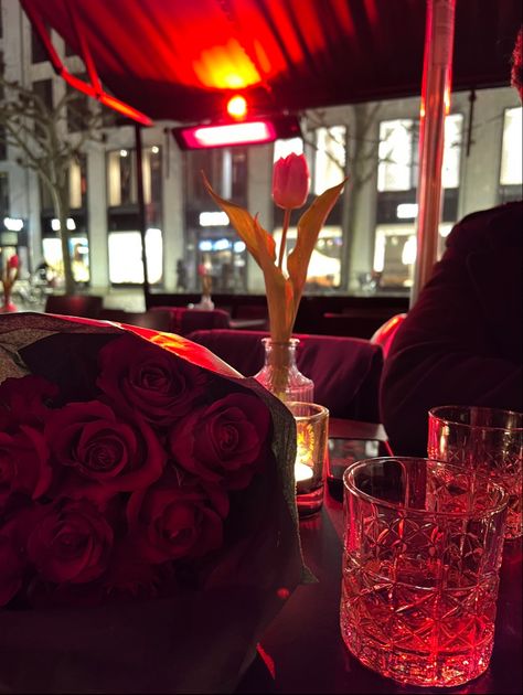 #datenight #love #cute #boyfriend #flowers #whisky #bar #aesthetic #babyboy #date #thankful #thanks #youandme #rose #red #bouquet #loveofmylife Guy Buying Flowers, Date Night Flowers, Boyfriend Flowers, 2023 Manifestation, Restaurants For Birthdays, Bar Aesthetic, Cute Boyfriend, Giving Flowers, Whisky Bar