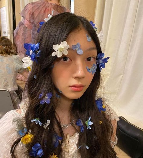 𓂀 on Twitter: "makeup at rurumu ss22 by yuka hirac… " Pixie Aesthetic Fairy, Long Hair Flowers, Floral Runway, Pixie Aesthetic, Brunette Long Hair, Flowers Model, Dr Wardrobe, Runway Hair, Fairy Hair