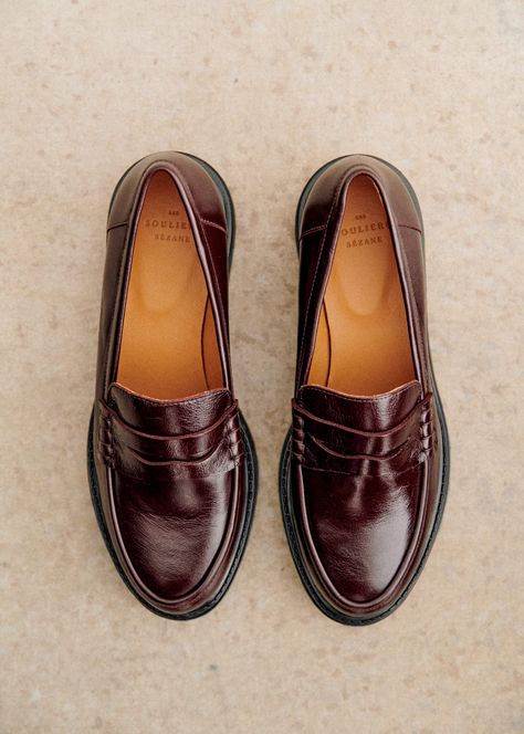 Minimalist loafers;Made in our Portuguese workshop;Smooth leather exterior;Leather lining and insole;Rubber outsole;Heel height: 3 cm / 1.2 in;Platform height: 2 cm / 0.8 in Sezane Loafers, Burgundy Loafers, Mode Shoes, Herren Style, Denim Suit, Chunky Loafers, Girl Falling, Looks Style, Preppy Outfits