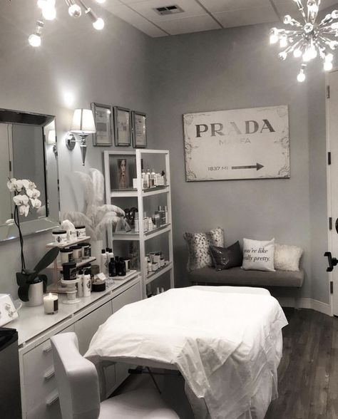 Aesthetic Spa Room Ideas, Grey Esthetician Room, Facial Room Setup, Medispa Aesthetic, White Lash Room, Esthician Room Ideas, Aesthetic Lash Room, Grey Lash Room, Esthetician Room Setup