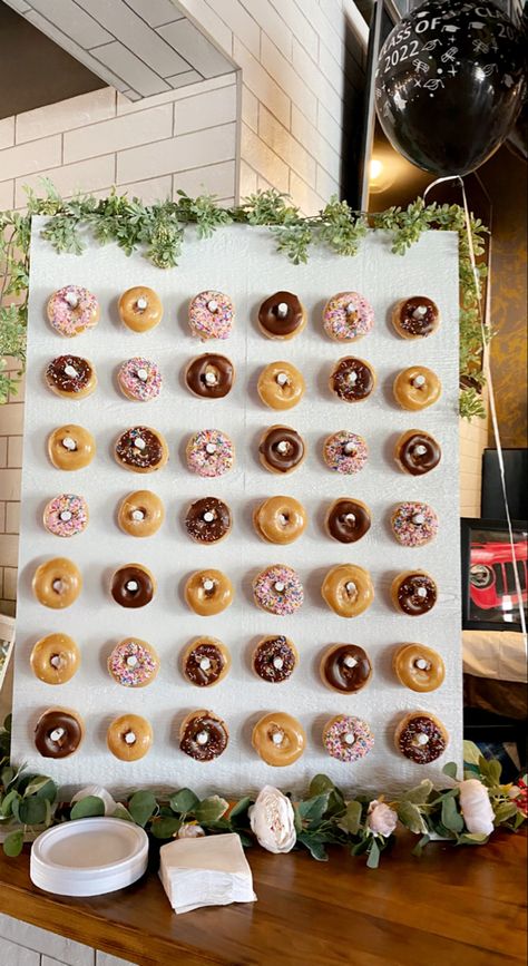 Graduation Party Ideas Pictures, Senior Graduation Party Ideas, Graduation Party Ideas For Boys, Aesthetic Graduation Party, Creative Graduation Party Ideas, Donut Board, Dessert Table Graduation, Grad Party Food, Graduation Table Centerpieces