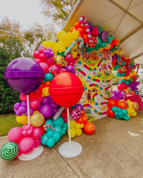 Candyland Balloon Decorations, Candy Backdrop Ideas, Candy Land Props, Candy Party Ideas Decorations, Candyland Pool Party, Candy Land Sweet 16 Theme, Candy Land Homecoming, Candy Land Balloon Arch, Candy Land Themed Party