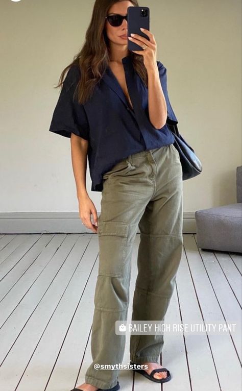 Green Cargo Pants Outfit, Colored Pants Outfits, Green Linen Pants, Khaki Pants Outfit, Khakis Outfit, Green Pants Outfit, Olive Jeans, Linen Pants Outfit, Easy Outfit Ideas