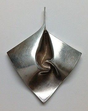 □ MATTI HYVARINEN | SIROKORU Fold Forming, Abstract Pendant, Modern Silver Jewelry, Black Gold Jewelry, Modernist Jewelry, Jewellery Marketing, Fine Silver Jewelry, Jewelry Techniques, Jewelry Repair