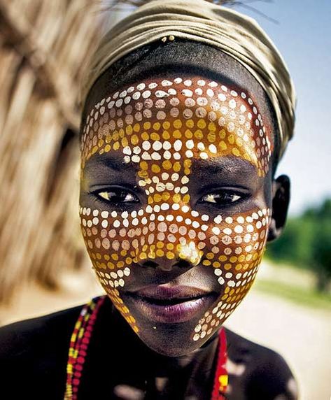 dotted-face-painting-Ethipoia African Life, Afrikaanse Kunst, Kids Around The World, Art Archive, World Cultures, Interesting Faces, Face Art, African Art, Vanity Fair