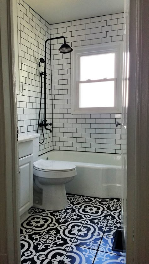 Bathroom Remodel Black And White, Bathroom Remodel Black, New Home Bathroom, Bathroom Theme, Black And White Tiles Bathroom, Bathroom Elegant, Black And White Bathroom, Black White Bathrooms, White Bathroom Tiles