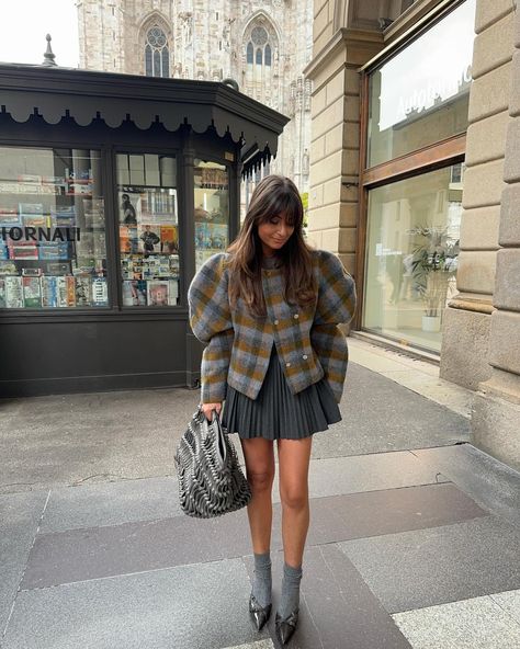 Morgane Renaudi | 🇮🇹🩶 | Instagram Woolen Coat Woman, Short Coats Women, Skirt Outfits Fall, Coat Women Fashion, Plaid Outfits, Winter Chic, Puff Long Sleeves, Plaid Coat, Double Breasted Jacket