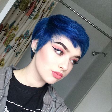 See this Instagram photo by @xoearabella • 26.4k likes Short Blue Hair, Dark Blue Hair, Hair Color Blue, Cute Hairstyles For Short Hair, Dye My Hair, Blonde Pixie, Short Hair Styles Pixie, Grunge Hair, Pixie Hairstyles