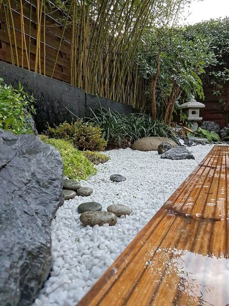 Comment créer un petit jardin japonais ? - Côté Maison Japanese Zen Garden Landscaping, Japanese Garden Zen, Fairy Tale Home, Gardener Aesthetic, Gardening Aesthetic, Garden Tattoo, Zen Garden Design, Japanese Zen Garden, Meditation Garden