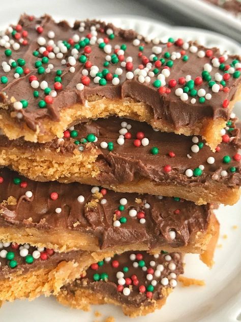 Ritz Cracker Caramel Chocolate Toffee | Crispy, crunchy, sweet and buttery ritz cracker toffee is topped with an easy homemade caramel and milk chocolate chips! Decorate with some Christmas sprinkles and you have a totally addictive Christmas treat. Perfect for sharing, leaving for Santa, or make some goodie plates for the neighbors | www.togetherasfamily.com #christmascookies #toffeerecipes #caramelrecipes #christmasrecipes Ritz Cracker Recipe, Goodie Plates, Ritz Cracker Toffee, Toffee Dessert, Ritz Cracker Recipes, Cracker Recipe, Bake Christmas, Christmas Candies, Cracker Toffee