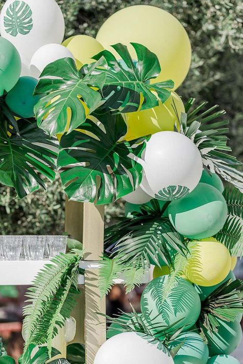 Balloon Garland Floral, Tropical Party Balloons, Tropical Balloon Garland, Summer Spritz, Cake Treats, Tropical Cake, Colored Wine Glasses, Acrylic Table Numbers, Deco Ballon