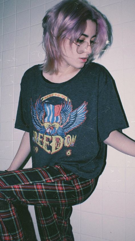 Credits to Momo // Tumblr Fotografia Grunge, Spring Outfit Women, 90s Grunge Hair, Short Grunge Hair, Girl Grunge, Fashion 90s, Aesthetic Grunge Outfit, Grunge Look, Grunge Girl