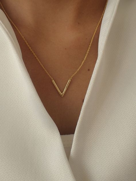 [Promotion] For Ready-To-Ship Items Search Here, Https://Etsy.Me/39Bdvms Dainty V Necklace / V Shape Necklace / Minimalist Necklace / Chevron Necklace / Geometric Necklace Gift For Her About Features- * Made To Order * Materials: 925 Sterling Silver * Gold Color: Yellow Gold Plating, White Gold Plating, And Rose Gold Plating * Layaway Plan Available * Sku: N196 As A Reference, I've Included The Widths Of Coins For Your Visual Reference: Dime = 1.25Mm Penny #golddaintynecklaceminimalistjewelry V Necklace Gold, V Pendant Necklace, Gold Pendant Designs, Minimal Gold Necklace, V Shaped Necklace, Minimalist Accessories Jewellery, Office Necklace, Minimalist Gold Necklace, Minimal Gold Jewelry