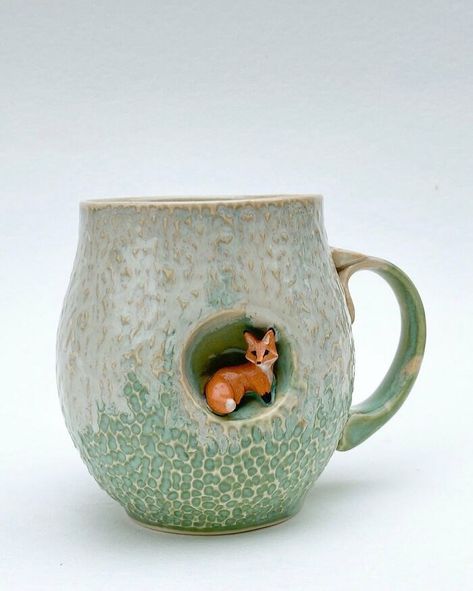 Artist Creates Gorgeous And Magical Mugs With Tiny Animals Living In Them - I Can Has Cheezburger? Animal Pottery, Animal Clay, Animal Planters, Sculptures Céramiques, Tassen Design, Keramik Design, Animal Mugs, Ceramics Pottery Art, Ceramic Animals