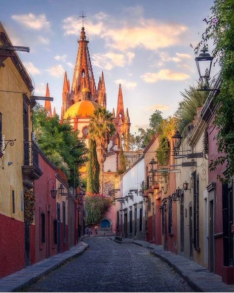 San Miguel de Allende, Guanajuato, a Magical Town full of architectural beauty. Cobblestone Street, Mexican Street, Visit Mexico, Cultural Activities, City Landscape, Facade House, Beautiful Wallpapers, Barcelona Cathedral, Fine Art America