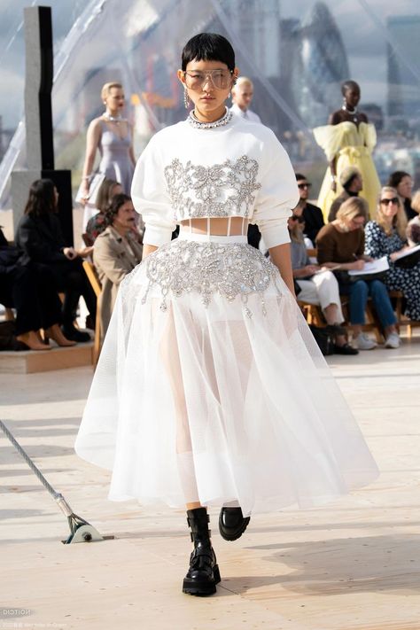 Alexander Mcqueen Fashion Show, Fashion Show 2022, Fashion Show Themes, Alexander Mcqueen Fashion, Mcqueen Fashion, Tulle Skirts, 2025 Fashion, Ranveer Singh, فستان سهرة