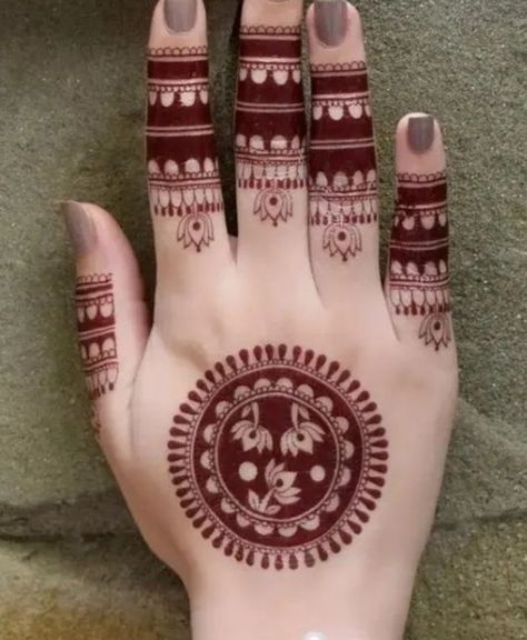 Simple Circle Henna Designs, Heena Design For Foot Simple, Simple Mehendi Designs Palms Easy Arabic, Simple Modern Mehndi Designs, Asthetic Mehendi Design Easy, Tikki Mehndi, Simple Mehendi Designs, Mehndi Designs Bridal Hands, Mehndi Design Pictures