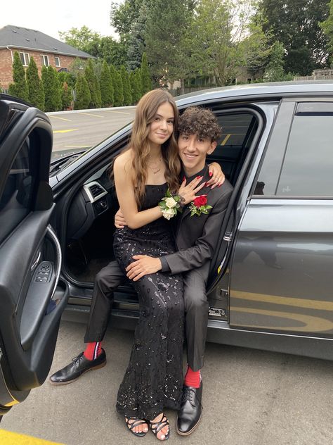 Prom Picture Poses For Couples, Poses With Car, Prom Pic Poses, Prom Photoshoot Ideas, Prom Car, Prom Shoot, Formal Poses, Hoco Pictures