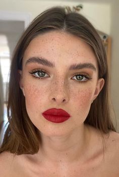 70s Makeup Look, Red Lipstick Makeup Looks, Gorgeous Bridal Makeup, Ideas Maquillaje, Red Lips Makeup Look, Thick Eyelashes, 70s Makeup, Jerry Hall, Red Lipstick Makeup