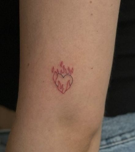 Hearts With Flames Tattoo, Small Fire Heart Tattoo, Fire Tattoo Women, Red Flame Heart Tattoo, Heart Of Glass Tattoo, Tog Tattoo Ideas Aelin, Throne Of Glass Tattoo Ideas Aelin, Small Throne Of Glass Tattoo, Fire Heart Tattoo Aelin