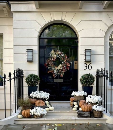 15 FALL FRONT PORCH DECOR IDEAS AND INSPO Chic Fall Decor, Fall Entryway Decor, Fall Front Door Decor, Fall Entryway, Halloween Front Porch Decor, Fall Planters, Halloween Front Porch, Fall Front Porch Decor, Home Decor Ideas Living Room