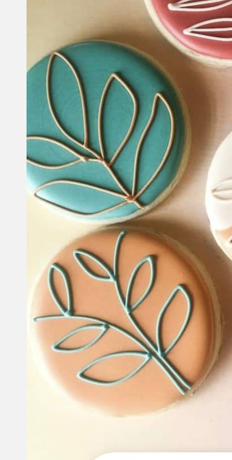 Royal Icing Easy Designs, Cute Circle Cookie Decorating Ideas, Easy Flower Cookies Royal Icing, Work Cookies Decorated, Simple Fall Royal Icing Cookies, Round Cookies Decorated Royal Icing, Simple Fall Decorated Cookies, Circle Fall Cookies Decorated, Fall Themed Cookies Easy