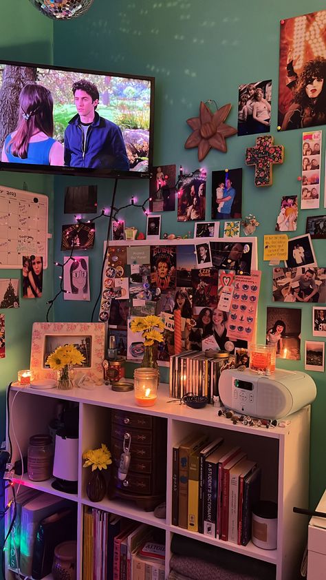 Movie Collection Display Aesthetic, Bedroom 2000s Aesthetic, 2000s Aesthetic Room Decor, 2010 Room Aesthetic, Old School Room Ideas, Bedroom Ideas 2000s, Maximalist Teen Bedroom, 60s Aesthetic Bedroom, Room Glow Up