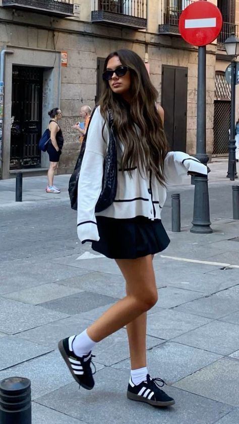 Black Sambas Street Style, U.s. Open Outfit, Styling Black Adidas Samba, Style Black Sambas, Nyc Street Style 2024, Fall 2024 Fashion Trends Shoes, Black Balloon Skirt Outfit, Fits With Sambas, Outfits With Black Sambas