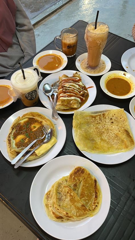 Roti Canai, 2000 Wallpaper, Fruit Chip, Food Story, Dream Food, Mouth Watering Food, Food Board, Snack Chips, Chocolate Candy