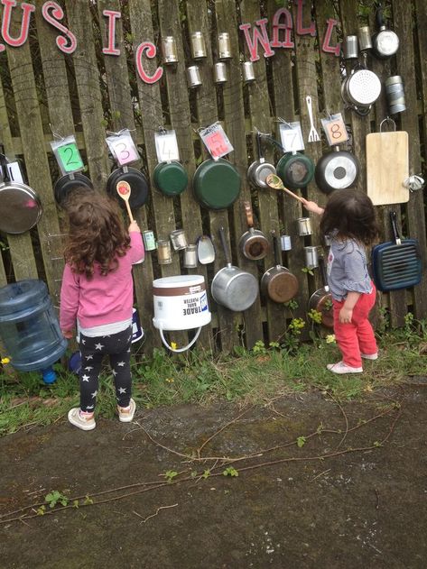 Music wall with numbered/coloured 'octave' of pans to play simple tunes... Like Twinkle Twinkle and Happy Birthday. Kids Garden Play, Backyard Kids Play Area, Diy Music, Outdoor Play Areas, Outdoor Music, Kids Outdoor Play, Sensory Garden, Natural Playground, School Garden