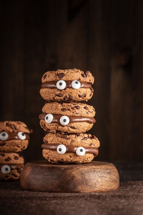 Halloween Spooky Chocolate Chip Nutella Cookies - Photo by © Reka Csulak Three Pod Studio Halloween Cakes And Cookies, Halloween Food Cookies, Halloween Baking Decorations, Halloween Sandwich Cookies, Pretty Halloween Cakes, Halloween Bakery Ideas, Halloween Food Photography, Halloween Pastries, Halloween Chocolate Treats