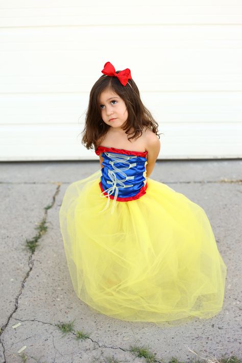 Awwww sweet little thing Yellow Princess Dress, Snow White Princess Dress, White Princess Dress, Christmas Dress Up, Snow White Dresses, Snow White Costume, Princess Tutu Dress, White Costumes, Princess Dress Up