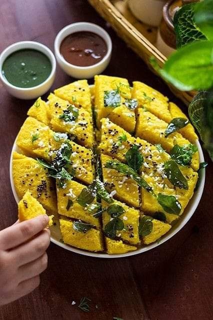 Khaman Dhokla, Indian Food Photography, Dhokla Recipe, Indian Cooking Recipes, Vegetarian Snacks Recipes, Indian Street, Indian Dessert Recipes, Indian Breakfast, Desi Food