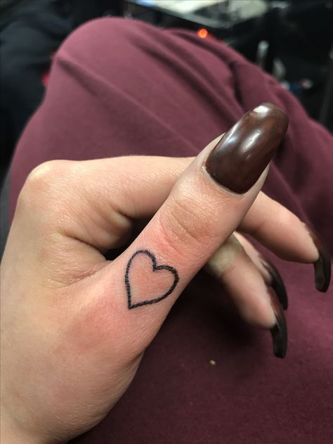 Thumb heart tattoo Heart On Thumb Tattoo, Heart Tattoo On Thumb, Heart Thumb Tattoo, Traditional Thumb Tattoo, Thumb Heart Tattoo, Heart Tattoo On Back, Small Thumb Tattoos, Sum Tattoos, Small Finger Tattoo Ideas