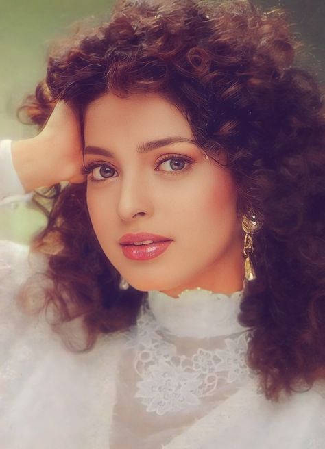 Juhi Chawla - The Queen of the Bollywood Juhi Chawla Hd Wallpaper, Juhi Chawla 90s, 90s Couples, 90s Bollywood Actress, Neetu Singh, Rani Mukherjee, Juhi Chawla, 90s Bollywood, Actress Images